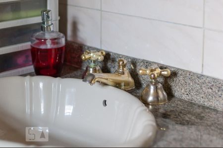 Casa à venda com 300m², 3 quartos e 6 vagasBanheiro da Suíte Torneira