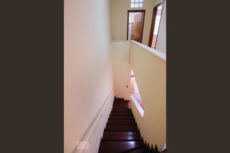 Casa para alugar com 150m², 4 quartos e 2 vagas Casa para alugar com 150m², 4 quartos e 2 vagasEscada