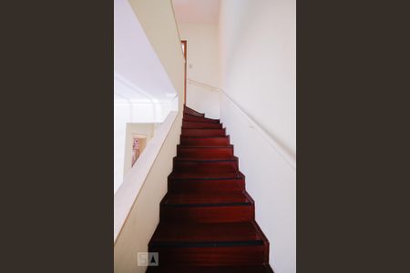 Casa para alugar com 150m², 4 quartos e 2 vagas Casa para alugar com 150m², 4 quartos e 2 vagasEscada