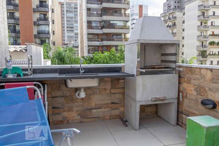 Varanda com churrascaria de casa de condomínio à venda com 2 quartos, 140m² em Real Parque, São Paulo