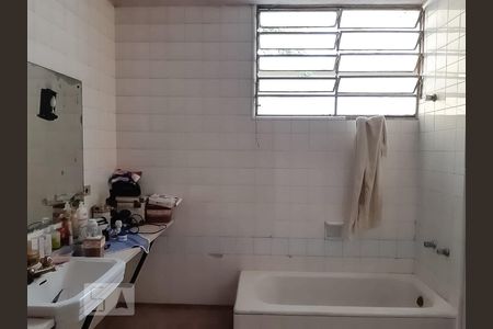 Casa à venda com 726m², 3 quartos e 2 vagasBanheiro da Suíte