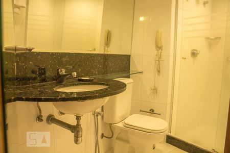 Banheiro de kitnet/studio para alugar com 1 quarto, 50m² em Barra da Tijuca, Rio de Janeiro