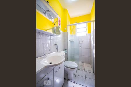 Banheiro de apartamento à venda com 1 quarto, 37m² em Santo Antônio, Porto Alegre