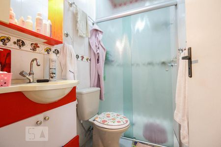 Banheiro social  de casa de condomínio à venda com 4 quartos, 198m² em Vila Prudente, São Paulo