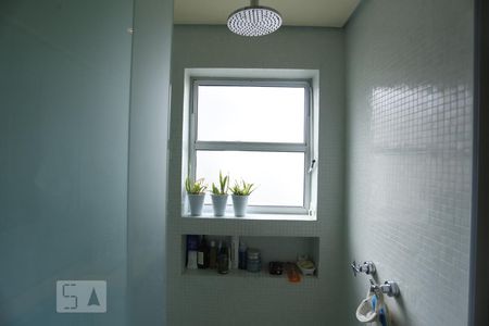 Banheiro de kitnet/studio para alugar com 1 quarto, 45m² em Santa Cecília, São Paulo