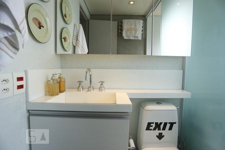 Banheiro de kitnet/studio para alugar com 1 quarto, 45m² em Santa Cecília, São Paulo