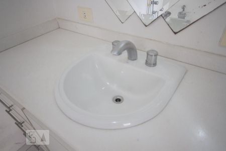 Casa de condomínio para alugar com 490m², 3 quartos e 4 vagasDetalhe Banheiro Suíte 1