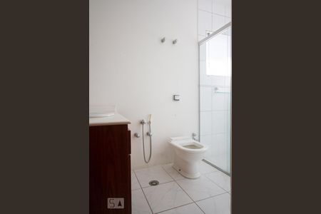 Casa de condomínio para alugar com 490m², 3 quartos e 4 vagasBanheiro Suíte 2