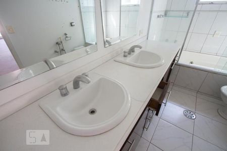 Casa de condomínio para alugar com 490m², 3 quartos e 4 vagasDetalhe Banheiro Suíte 3