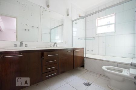 Casa de condomínio para alugar com 490m², 3 quartos e 4 vagasBanheiro Suíte 3