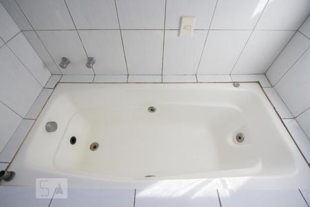 Casa de condomínio para alugar com 490m², 3 quartos e 4 vagasDetalhe Banheiro Suíte 3