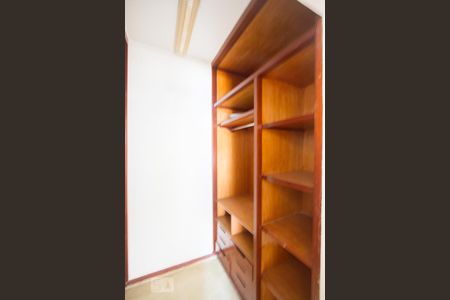 Casa de condomínio para alugar com 490m², 3 quartos e 4 vagasCloset Suíte 2