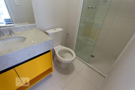 Banheiro de kitnet/studio para alugar com 1 quarto, 42m² em Real Parque, São Paulo