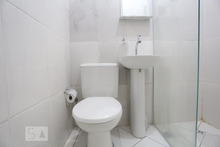 Banheiro de kitnet/studio para alugar com 1 quarto, 20m² em Vila Gomes, São Paulo