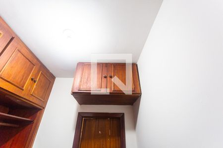 Casa à venda com 305m², 3 quartos e 3 vagas Casa à venda com 305m², 3 quartos e 3 vagasArmário do Closet da Suíte 1