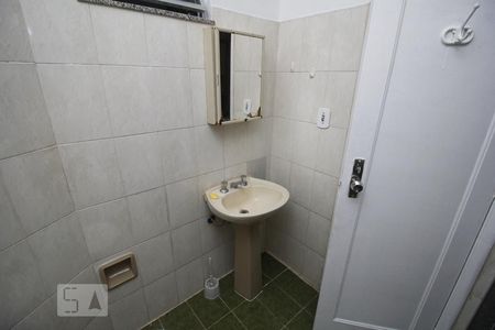 Banheiro de kitnet/studio para alugar com 1 quarto, 26m² em Glória, Rio de Janeiro