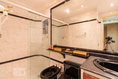 Banheiro Suite de apartamento à venda com 2 quartos, 70m² em Itaim Bibi, São Paulo