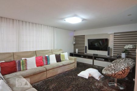 Sala de casa para alugar com 4 quartos, 350m² em Parque Peruche, São Paulo