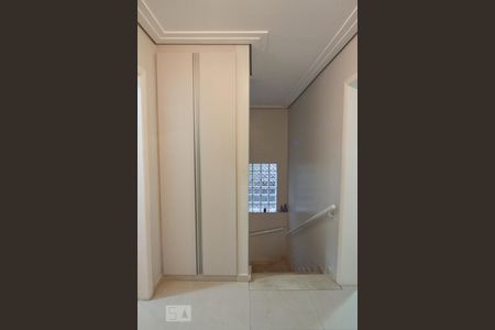 Hall segundo andar de casa para alugar com 4 quartos, 350m² em Parque Peruche, São Paulo