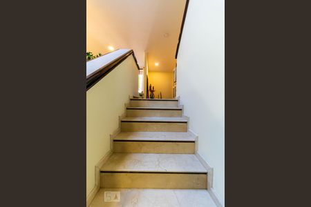 Casa à venda com 400m², 4 quartos e 5 vagasEscada