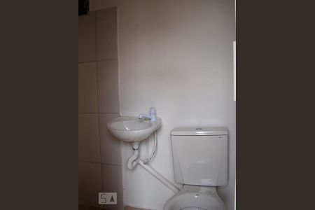 Banheiro de kitnet/studio à venda com 7 quartos, 240m² em Vila Santa Luzia, Taboão da Serra