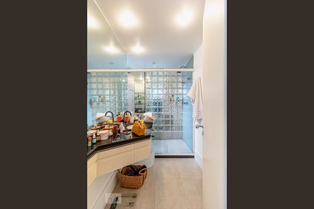 Apartamento à venda com 130m², 1 quarto e 2 vagas Apartamento à venda com 130m², 1 quarto e 2 vagasBanheiro da suíte