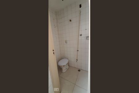 Banheiro de serviço de apartamento para alugar com 2 quartos, 76m² em Santa Rosa, Niterói