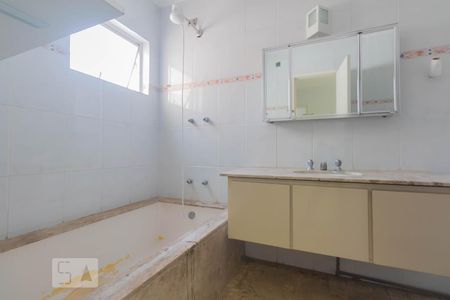 Casa à venda com 500m², 5 quartos e 8 vagas Casa à venda com 500m², 5 quartos e 8 vagasBanheiro - Quarto 5