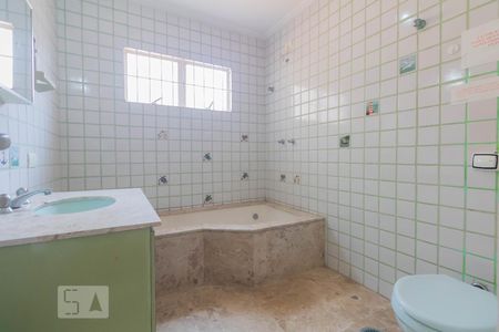 Casa à venda com 500m², 5 quartos e 8 vagas Casa à venda com 500m², 5 quartos e 8 vagasBanheiro 2