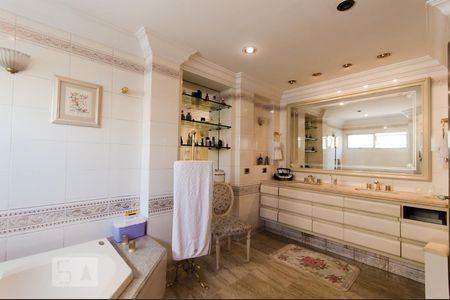 Apartamento para alugar com 290m², 2 quartos e 1 vaga Apartamento para alugar com 290m², 2 quartos e 1 vagaBanheiro da Suíte 1