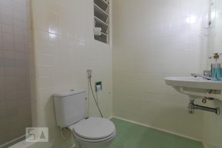 Banheiro de kitnet/studio para alugar com 1 quarto, 46m² em Copacabana, Rio de Janeiro