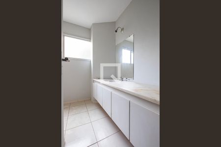 Apartamento para alugar com 130m², 4 quartos e 2 vagas Apartamento para alugar com 130m², 4 quartos e 2 vagasBanheiro