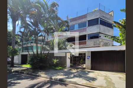 Apartamento para alugar com 200m², 4 quartos e 2 vagas Apartamento para alugar com 200m², 4 quartos e 2 vagasFachada + Placa