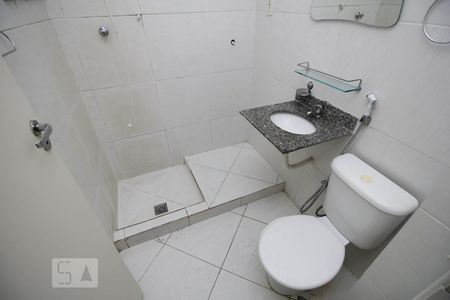 Banheiro de kitnet/studio para alugar com 1 quarto, 28m² em Centro, Rio de Janeiro
