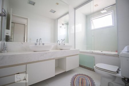 Apartamento à venda com 162m², 3 quartos e 3 vagasBanheiro Suite 2