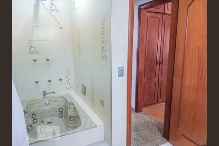 Casa à venda com 250m², 4 quartos e 5 vagasBanheiro da Suíte