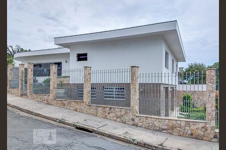 Casa à venda com 250m², 4 quartos e 5 vagasFachada