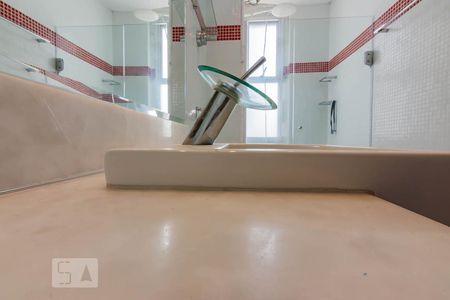 Apartamento à venda com 90m², 2 quartos e 2 vagasTorneira Banheiro Quarto 1 Suíte