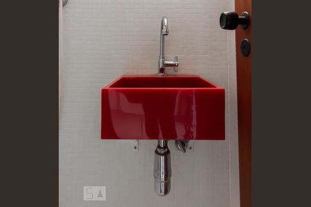 Apartamento à venda com 90m², 2 quartos e 2 vagasTorneira Banheiro de Serviço