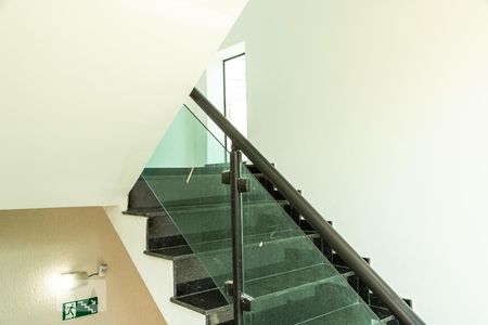 Apartamento à venda com 35m², 1 quarto e 1 vaga Apartamento à venda com 35m², 1 quarto e 1 vagaDetalhe da Escada