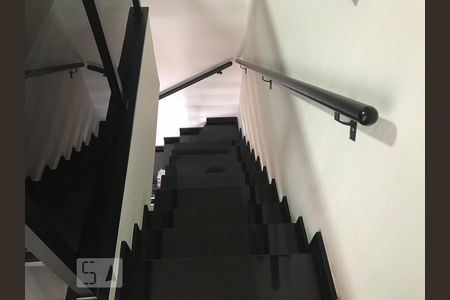 Apartamento à venda com 100m², 1 quarto e 1 vaga Apartamento à venda com 100m², 1 quarto e 1 vagaEscada