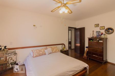 Casa à venda com 300m², 6 quartos e 8 vagasQuarto 02 com Suíte