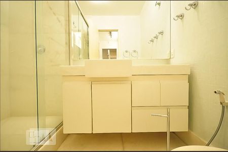 Banheiro da suíte master de apartamento para alugar com 3 quartos, 137m² em Paraíso do Morumbi, São Paulo