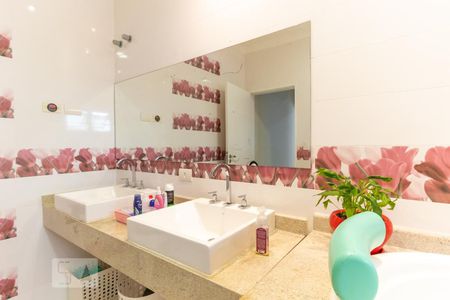 Casa à venda com 759m², 4 quartos e 8 vagasBanheiro da Suíte 1