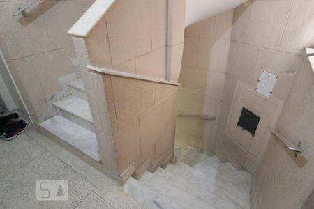 Apartamento à venda com 67m², 2 quartos e sem vaga Apartamento à venda com 67m², 2 quartos e sem vagaEscada acesso ao apartamento