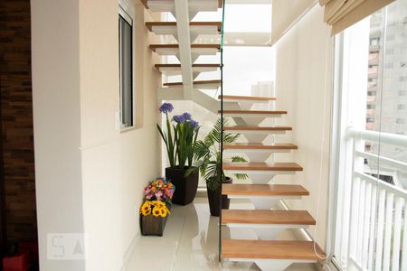 Escada acesso à cobertura de apartamento à venda com 2 quartos, 116m² em Jardim Prudência, São Paulo