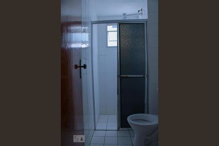 Banheiro de apartamento para alugar com 2 quartos, 57m² em Chácara Agrindus, Taboão da Serra