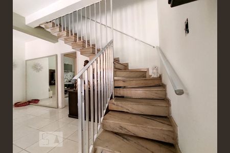 Casa de condomínio à venda com 150m², 3 quartos e 1 vagaEscada