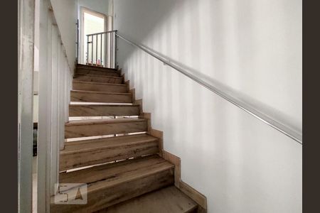 Casa de condomínio à venda com 150m², 3 quartos e 1 vagaEscada