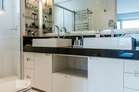 Apartamento para alugar com 160m², 3 quartos e 2 vagas Apartamento para alugar com 160m², 3 quartos e 2 vagasBanheiro da Suíte 1